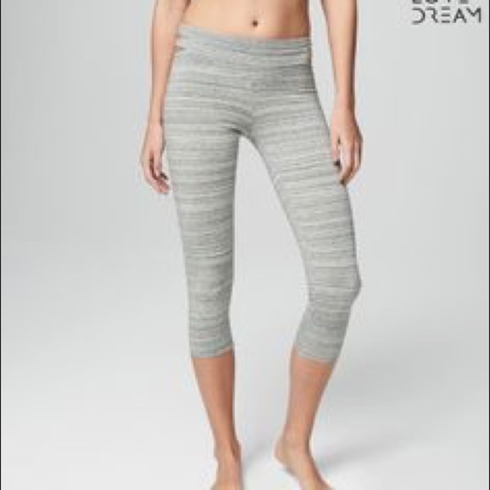 Textured grey workout crop leggings